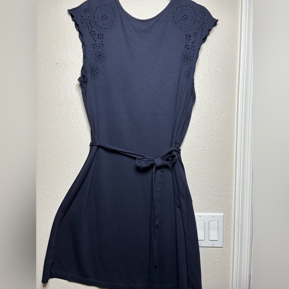 LOFT Black Sleeveless T-shirt Dress with Eyelet Detail at Shoulder. Fabric Belt.